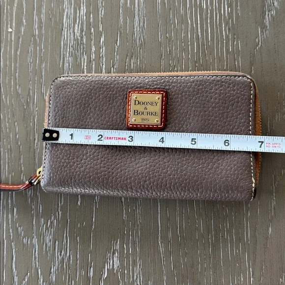 Dooney & Bourke Pewter Grayish Brown Pebbled Leather Wallet Zip Around Hobo GUC - Picture 6 of 10